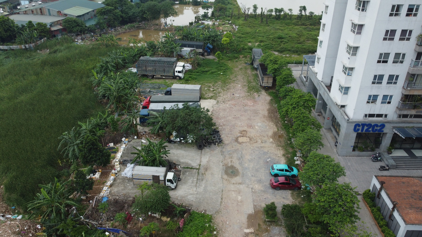 Thời gian qua, hàng loạt bãi xe, nhà hàng quán ăn đột nhiên xuất hiện tại các bãi đất trống khu vực phường Xuân Phương, quận Nam Từ Liêm, Hà Nội khiến người dân bức xúc.