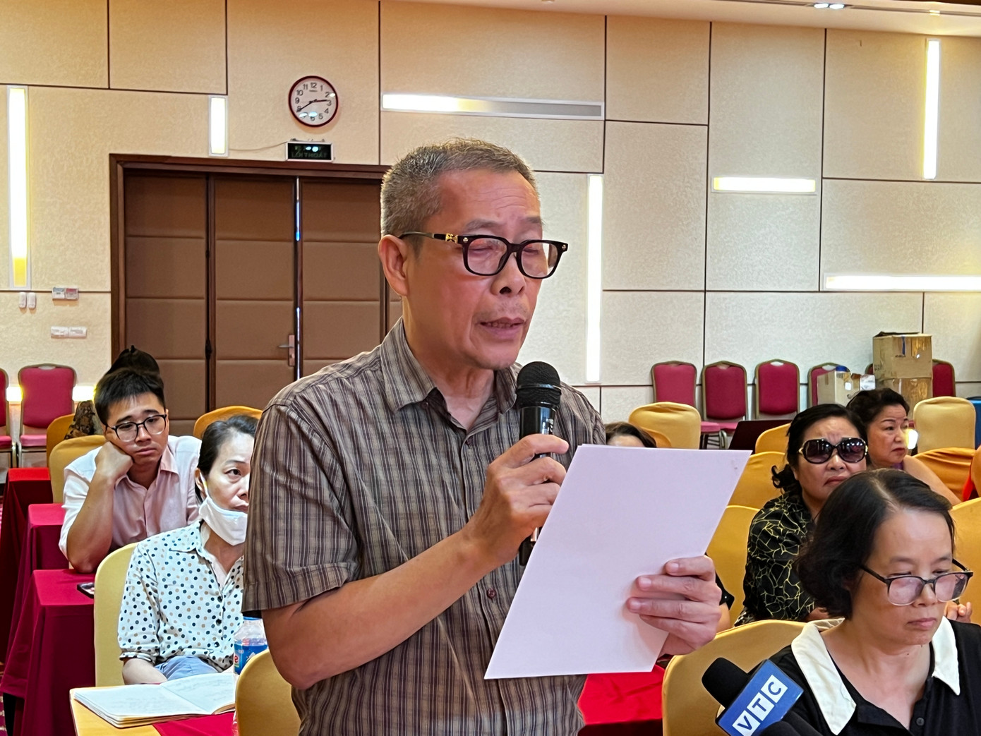 Ông Bùi Anh Tuấn (trú tại 59 Đinh Tiên Hoàng) chia sẻ thông tin tại buổi đối thoại