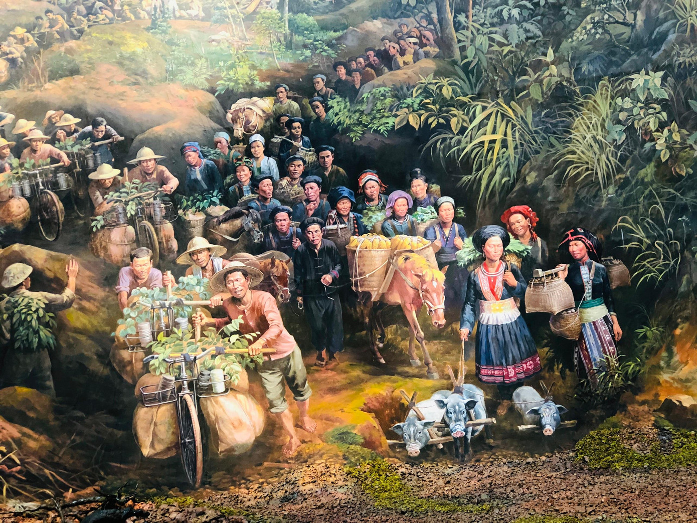 Bức Tranh được bố cục gồm 4 trường đoạn: Trường đoạn 1: Toàn dân ra trận; Trường đoạn 2: Khúc dạo đầu hùng tráng; Trường đoạn 3: Cuộc đối đầu lịch sử; Trường đoạn 4: Chiến thắng.