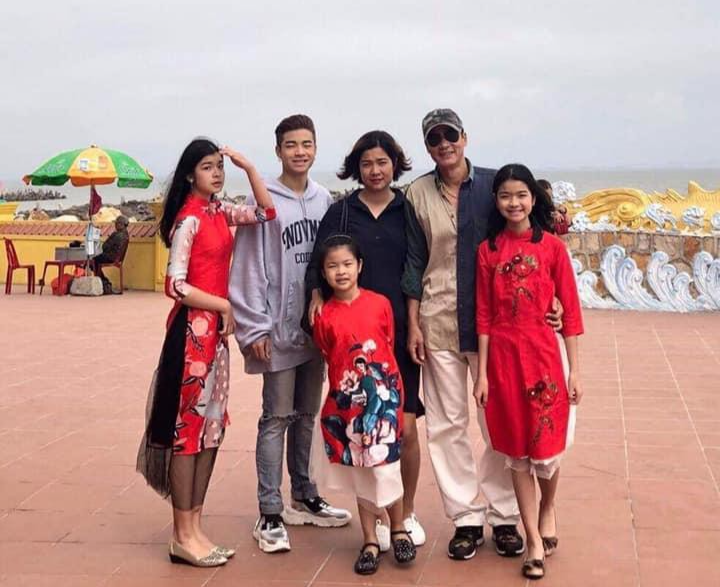 Gia đình hạnh phúc của NSƯT Võ Hoài Nam Gia đình hạnh phúc của NSƯT Võ Hoài Nam