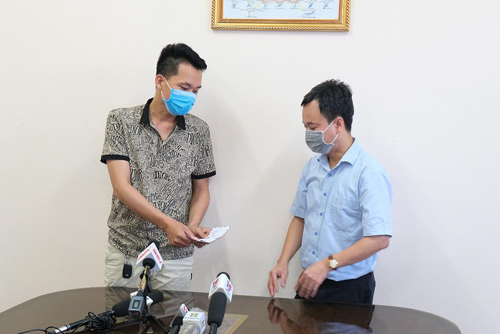 Lái xe taxi vi phạm trả lại tiền thừa cho đại diện Trung tâm Thông tin Du lịch để chuyển tới du khách người Đức