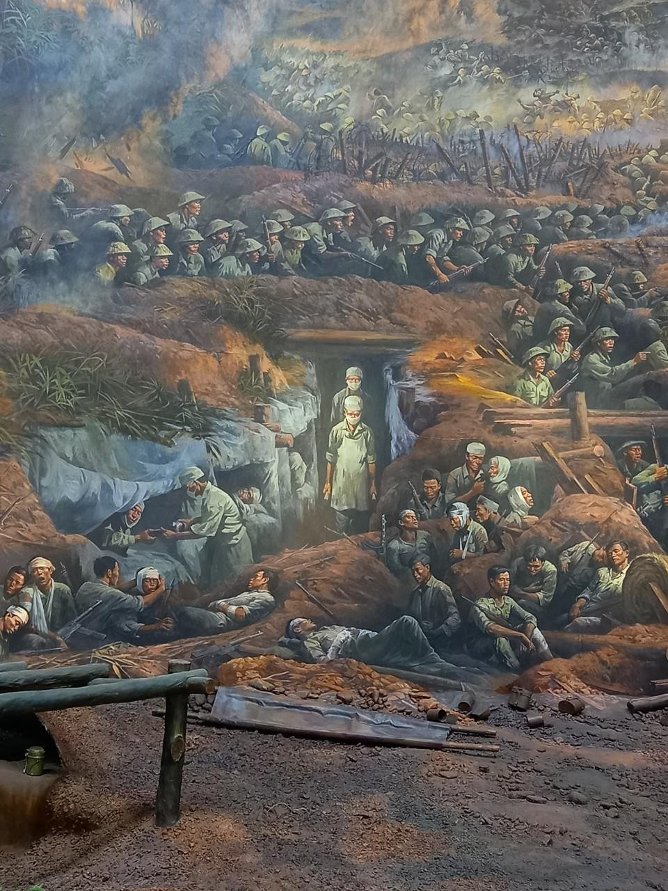 Để hoàn thành tác phẩm đồ sộ này, tác giả cùng với các cộng sự của ông, bao gồm các nhà nghiên cứu trong các lĩnh vực: lịch sử, quân sự, mỹ thuật các nhà văn, nhà báo, nhà biên kịch, các đạo diễn phim, nhà điêu khắc có chuyên môn và kinh nghiệm đã miệt mài nghiên cứu, thu thập các tư liệu lịch sử tại Thư viện Quốc gia Hà Nội, các Trung tâm lưu trữ quốc gia, Bảo tàng lịch sử quân sự Việt Nam, Bảo tàng Chiến thắng lịch sử Điện Biên Phủ. Sau đó việc tổ chức viết đề cương nội dung thể hiện Bức tranh được tiến hành từ năm 2014 đến năm 2017.