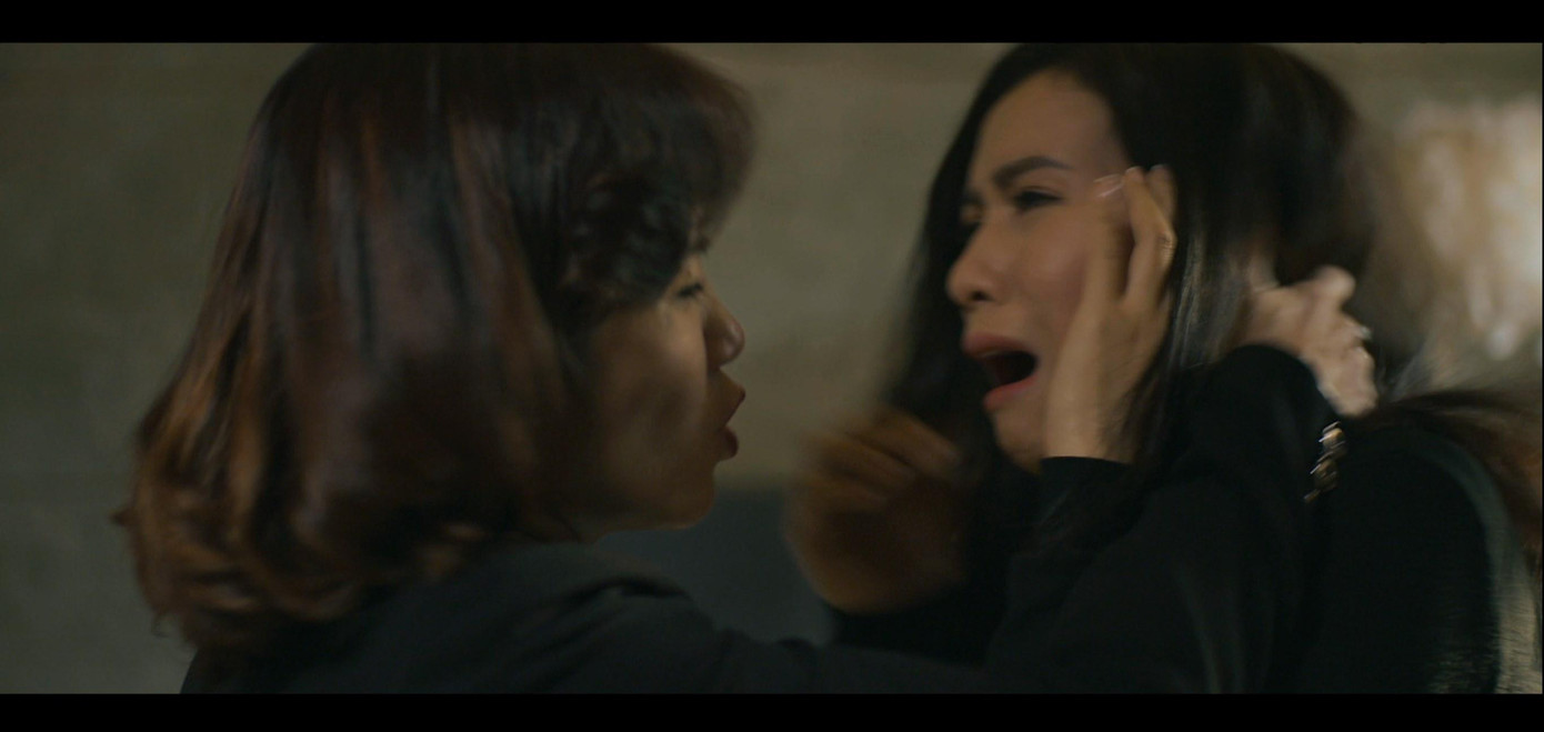 Bà Hoài (NSƯT Nguyệt Hằng) cũng có cảnh đánh ghen kinh hoàng với người tình của ông Tín (NSND Trọng Trinh)