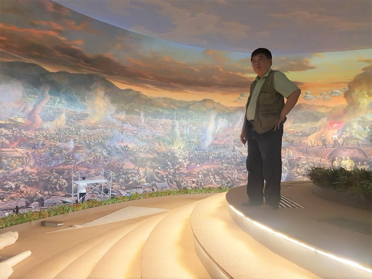 Ông Nguyễn Văn Mạc là người chủ trì nhóm họa sĩ vẽ tranh tường về chiến dịch Điện Biên Phủ