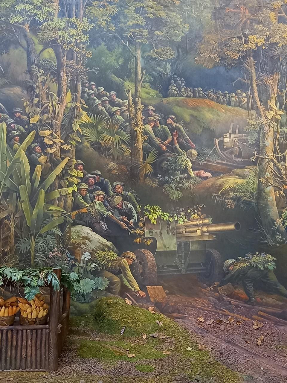 Tranh được vẽ bằng sơn dầu trên nền vải toan, các họa sỹ đã thể hiện chân thực 4.500 nhân vật được chắt lọc từ 1.500 bức ảnh tư liệu, cùng những phong cảnh núi rừng... kết hợp với phần mô hình đắp nổi cùng với các hiện vật trưng bày, tất cả được xâu chuỗi, liên kết với nhau tạo nên một bức tranh hoàn chỉnh.