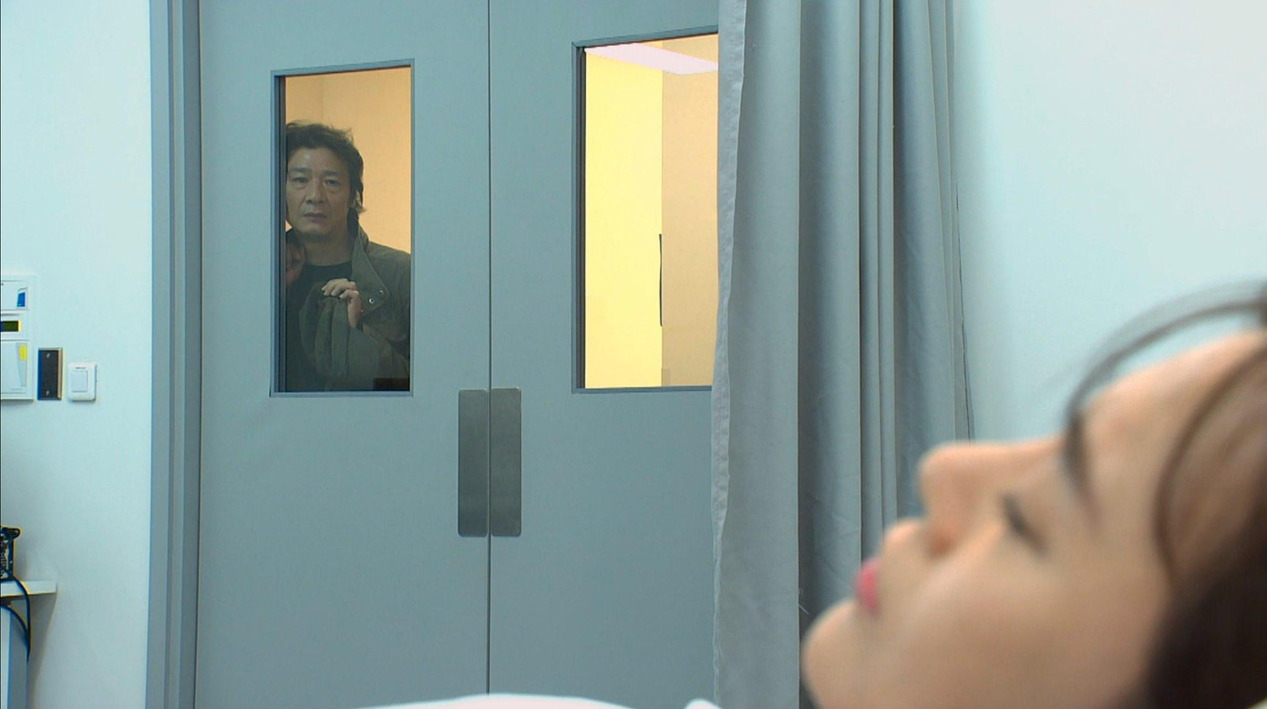 Ông Sinh đau khổ nhìn con gái từ xa Ông Sinh đau khổ nhìn con gái từ xa