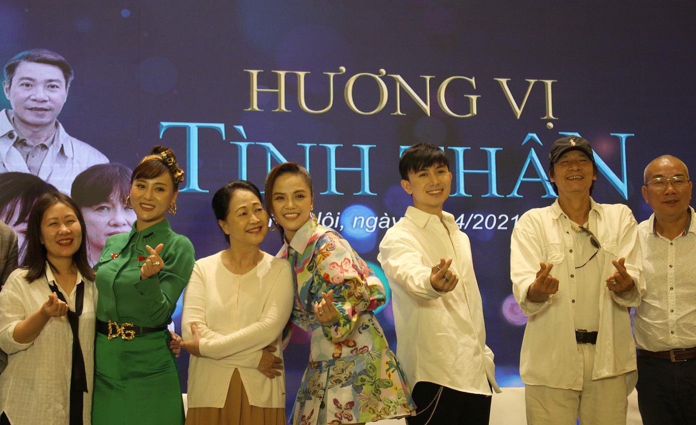 Ê kíp "Hương vị tình thân" Ảnh: Lộc Liên Ê kíp "Hương vị tình thân" Ảnh: Lộc Liên