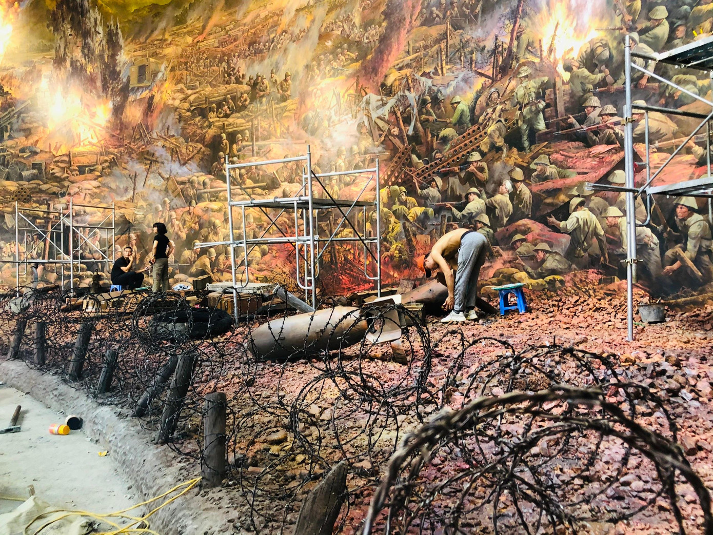 Các tác giả toàn thành những công đoạn cuối của tác phẩm sắp đặt kết hợp với tranh tường khổng lồ