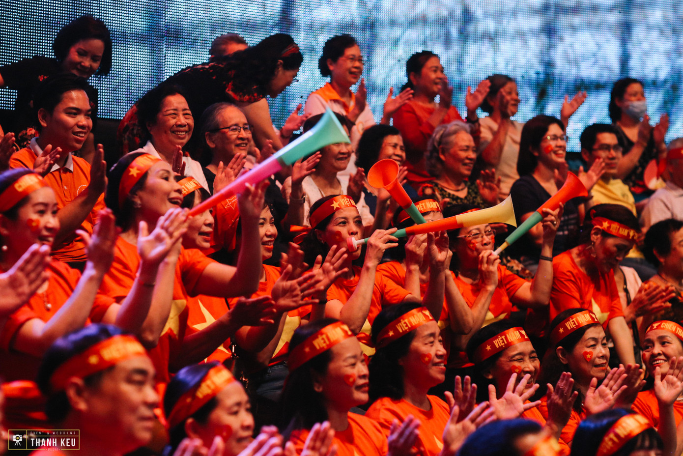 Không khí sân vận động ngay tại trường quay "Quán thanh xuân"