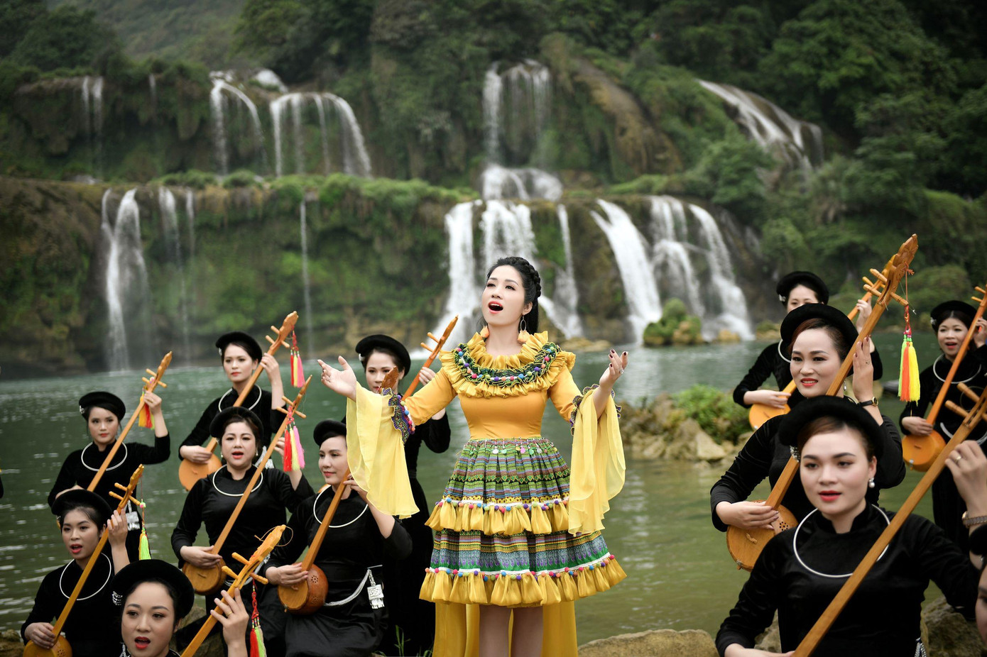 Thiên nhiên, con người Cao Bằng trong MV 'Tiếng hát giữa rừng Pác Bó"