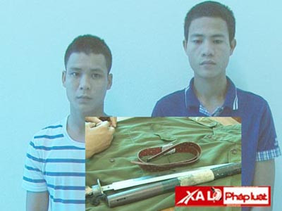 Hai đối tượng Nguyễn Đình Hà và Hà Văn Bình cùng tang vật tại cơ quan điều tra