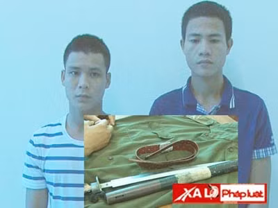 Hai đối tượng Nguyễn Đình Hà và Hà Văn Bình cùng tang vật tại cơ quan điều tra