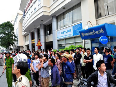 Rất đông người dân hiếu kỳ xem vụ cháy