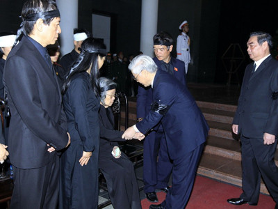 Tổng Bí thư Nguyễn Phú Trọng và Thường trực Ban Bí thư Lê Hồng Anh chia buồn cùng tang quyến Đại tướng. Ảnh: TTXVN