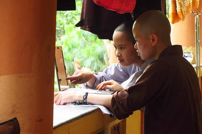 Giữa các bạn đồng môn với nhau, tính đoàn kết, học hỏi giúp đỡ nhau trở thành điểm nổi bật của sinh viên trường Phật