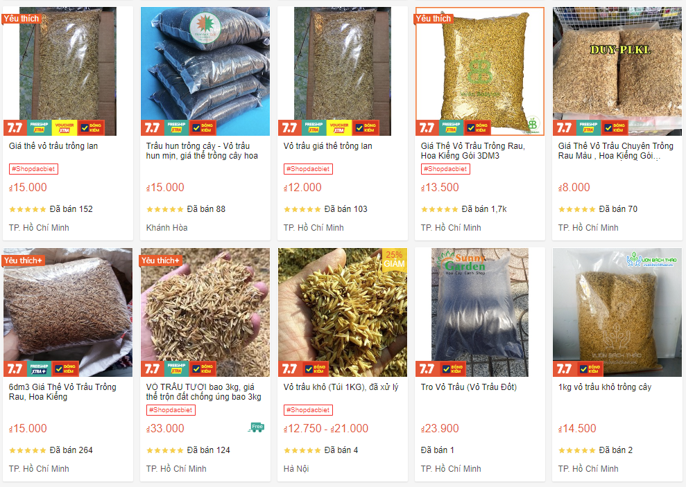 Bên cạnh rơm khô thì vỏ trấu cũng được những người trồng rau tại nhà săn lùng. Vỏ trấu được nhiều cơ sở thu mua, làm sạch và đóng gửi thành từng bao. Chúng được rao bán tấp nập trên sàn thương mại điện tử với giá từ 11.000-21.000 đồng/kg. Vỏ trấu có nhiều chất dinh dưỡng, giúp giữ nước và tạo độ ẩm tốt cho cây.