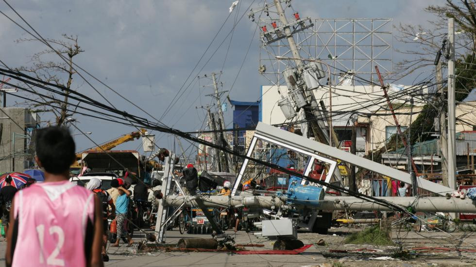 Cảnh ngổn ngang ở Philippines. Hệ thống đường điện bị hư hại nghiêm trọng 