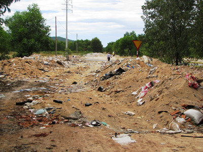 Xe tải đổ trộm chất bẩn ra đất sản xuất của dân thôn Trung Kiền. Ảnh: Ngọc Văn