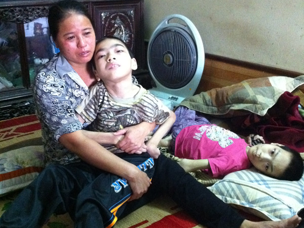 Gia đình ông Đô có hai đứa con nhỏ bị tật nguyền, cả gia đình chủ yếu dựa vào sức lao động của ông