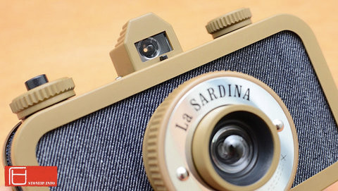 Phiên bản Lee Jeans của dòng máy ảnh La Sardina. (*) Máy ảnh Lomography vốn có độ nhạy cảm đặc biệt với màu đỏ, xanh, vàng để tạo nên những hình ảnh độc đáo không tuân theo nguyên tắc nhiếp ảnh nào. Nhờ đó, người sử dụng sản phẩm này có thể ghi lại những khoảnh khắc một cách ngẫu hứng, tự do nhất