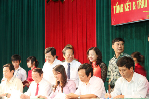 Đại điện các trường cao đẳng, đại học khu vực phía Bắc trực thuộc Bộ Công thương một tham dự và kí cam kết phòng chống ma túy tại lễ mít tinh (25-6)