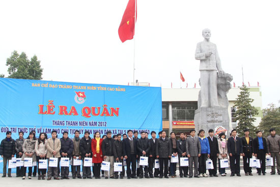 Các tri thức trẻ trước giờ lên đường nhận nhiệm vụ