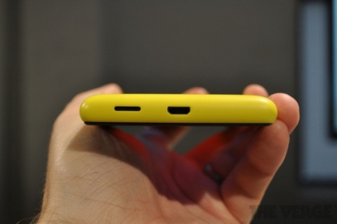 Cạnh dưới của Lumia 820 tích hợp cổng kết nối microUSB