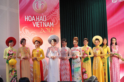 Các thí sinh trong phần trình diễn áo dài.