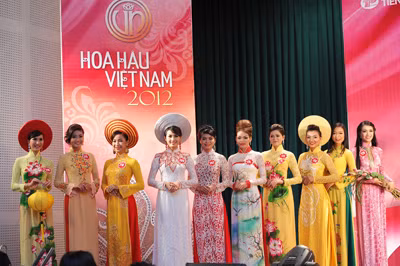 Các thí sinh trong phần trình diễn áo dài