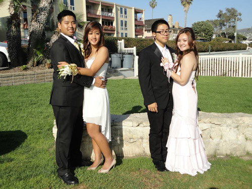 Cả hai lưu lại kỷ niệm bên những người bạn cùng trường