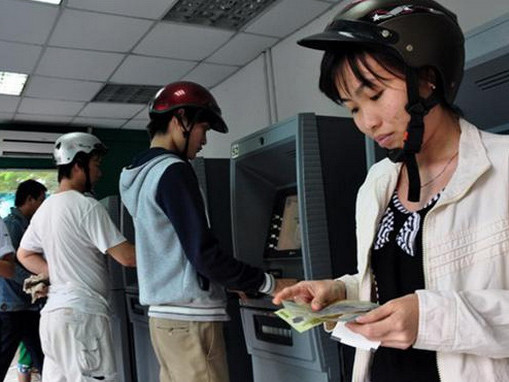 Công nhân rút tiền tại ATM đặt ở Khu chế xuất Tân Thuận, Q.7, TP.HCM