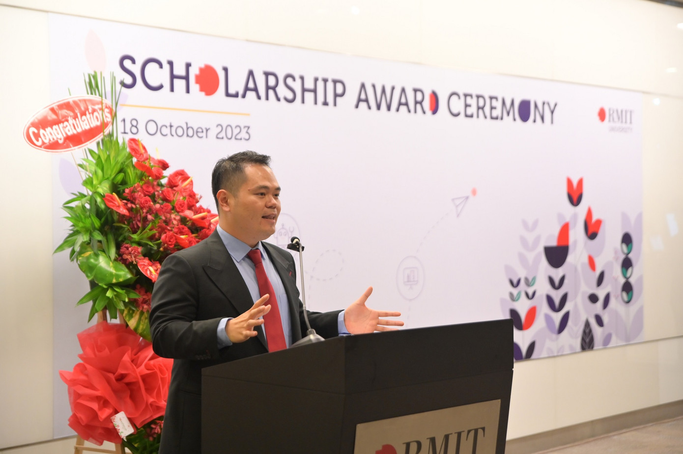 Giám đốc phụ trách sinh viên Đại học RMIT Việt Nam, Phó giáo sư Seng Kiat Kok tại Lễ trao học bổng ở cơ sở Nam Sài Gòn năm 2023.