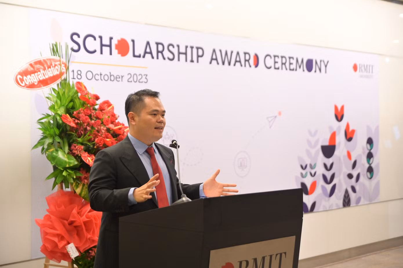 Giám đốc phụ trách sinh viên Đại học RMIT Việt Nam, Phó giáo sư Seng Kiat Kok tại Lễ trao học bổng ở cơ sở Nam Sài Gòn năm 2023. Giám đốc phụ trách sinh viên Đại học RMIT Việt Nam, Phó giáo sư Seng Kiat Kok tại Lễ trao học bổng ở cơ sở Nam Sài Gòn năm 2023.