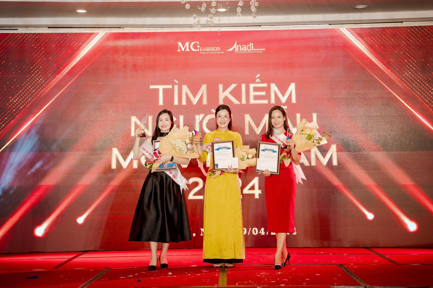 Ba thí sinh đạt giải cao nhất cuộc thi Tìm kiếm người mẫu MC Việt Nam 2024. Từ trái qua phải: Nguyễn Thị Linh, Dương Hải Uyên, Lê Thị Yến.