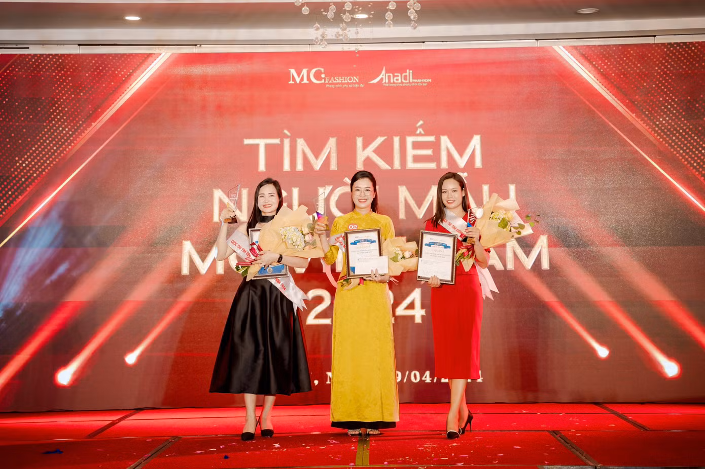 Ba thí sinh đạt giải cao nhất cuộc thi Tìm kiếm người mẫu MC Việt Nam 2024. Từ trái qua phải: Nguyễn Thị Linh, Dương Hải Uyên, Lê Thị Yến. Ba thí sinh đạt giải cao nhất cuộc thi Tìm kiếm người mẫu MC Việt Nam 2024. Từ trái qua phải: Nguyễn Thị Linh, Dương Hải Uyên, Lê Thị Yến.