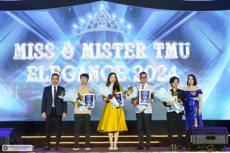 Ban tổ chức tặng hoa tri ân các đơn vị tài trợ chương trình.