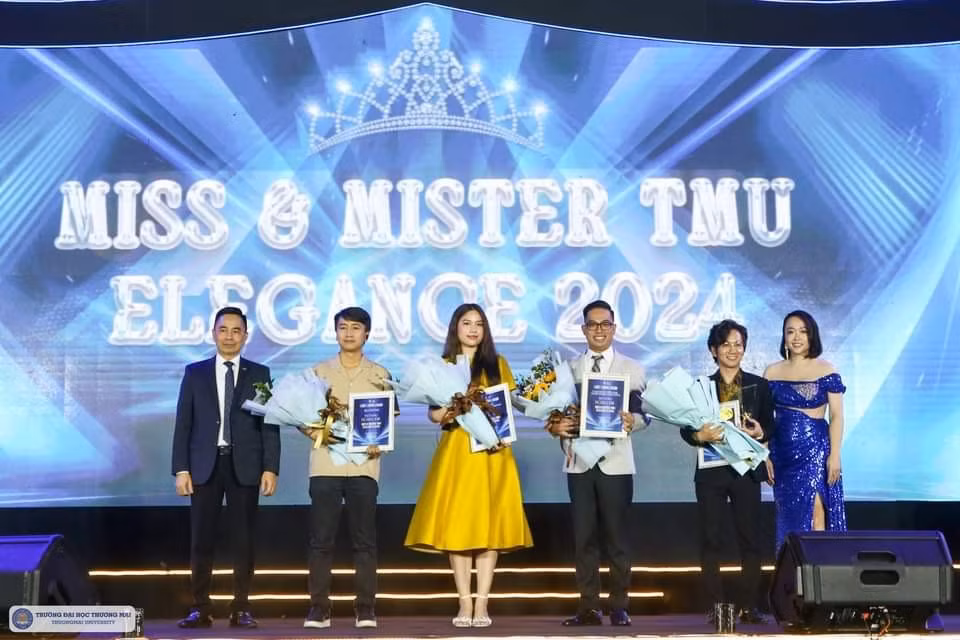 Ban tổ chức tặng hoa tri ân các đơn vị tài trợ chương trình. Ban tổ chức tặng hoa tri ân các đơn vị tài trợ chương trình.