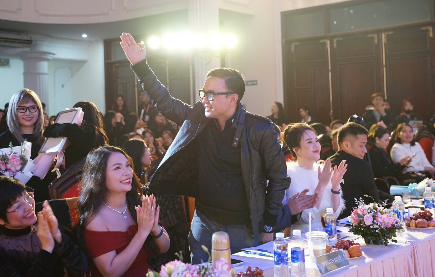 PGS.TS Nguyễn Việt Khôi và các thành viên Ban Giám khảo.