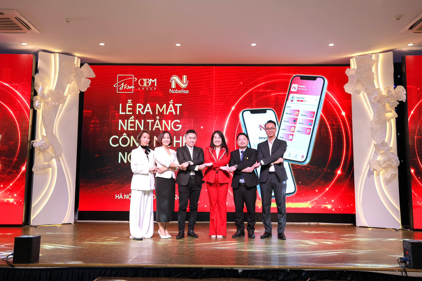 Các đại biểu VIP lên sân khấu chuẩn bị bấm nút ra mắt nền tảng công nghệ Nobelisa. Các đại biểu VIP lên sân khấu chuẩn bị bấm nút ra mắt nền tảng công nghệ Nobelisa.