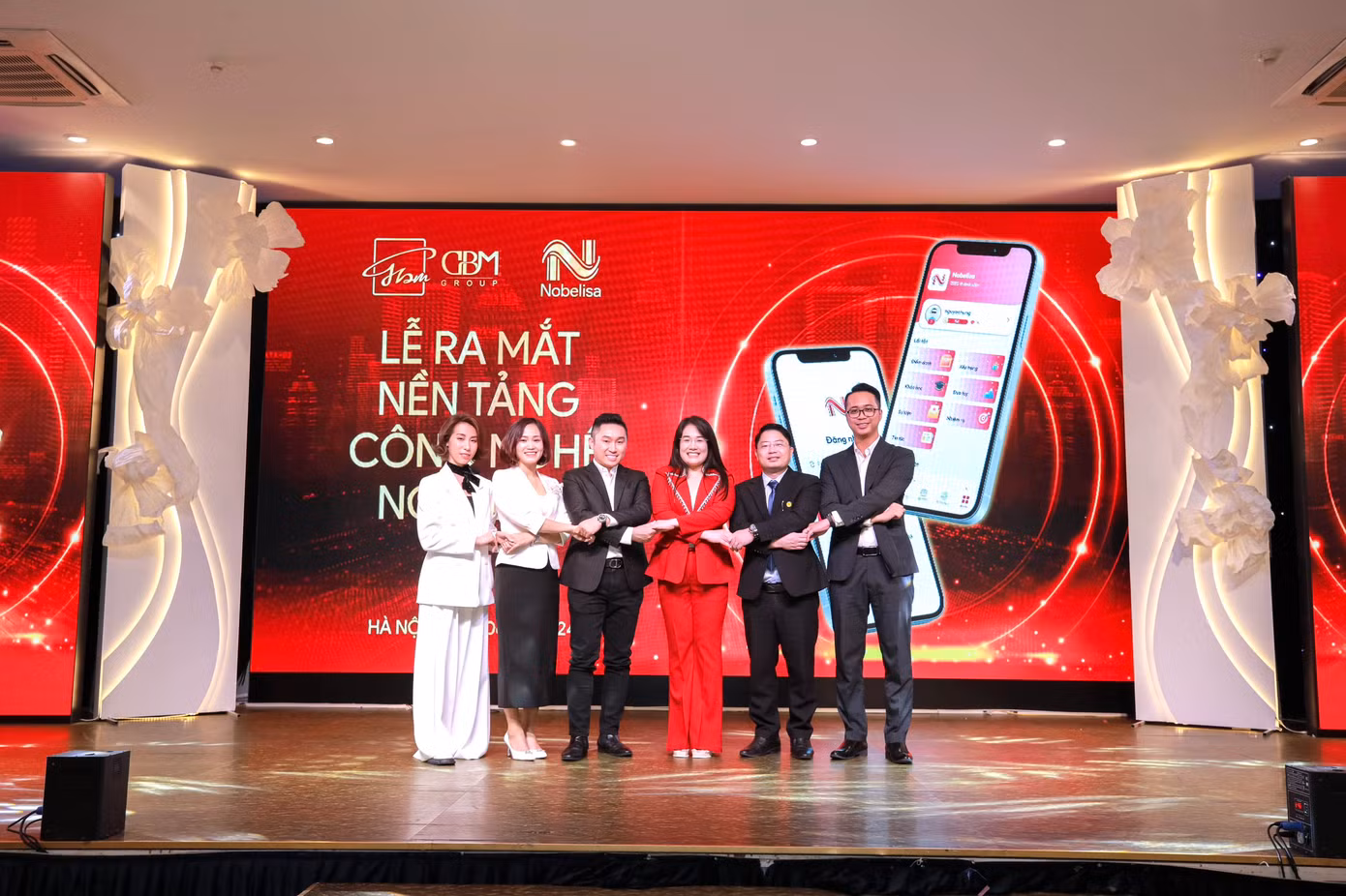 Các đại biểu VIP lên sân khấu chuẩn bị bấm nút ra mắt nền tảng công nghệ Nobelisa. Các đại biểu VIP lên sân khấu chuẩn bị bấm nút ra mắt nền tảng công nghệ Nobelisa.