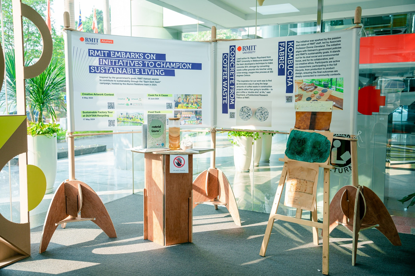 Gian hàng của Đại học RMIT giới thiệu chất liệu vải làm từ kombucha và bê tông làm từ bã cà phê, kết quả của hai công trình nghiên cứu của trường tại Việt Nam và Australia.