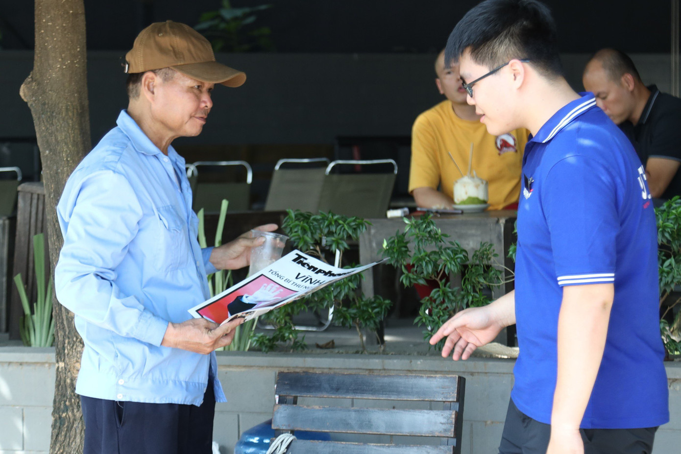 Sinh viên USTH phát tặng báo tại khu vực gần sân vận động Mỹ Đình.