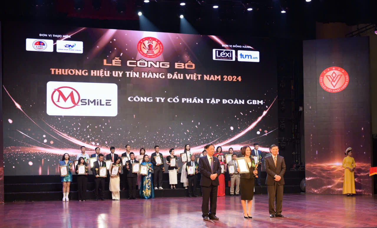 Bà Bùi Thuý Hằng – Tổng Giám đốc Công ty Cổ phần Tập đoàn GBM (GBM Group) lên sân khấu nhận Cúp và Chứng nhận từ các đại diện Ban tổ chức.