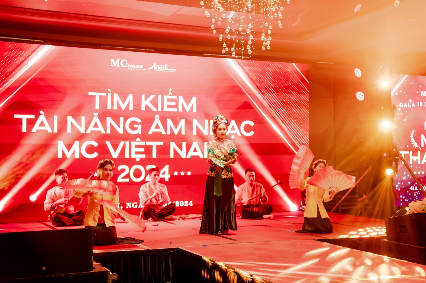 Tiết mục “Cô đôi thượng ngàn” đạt Giải Nhất cuộc thi Tìm kiếm tài năng âm nhạc MC Việt Nam đến từ Đội Kinh doanh online.