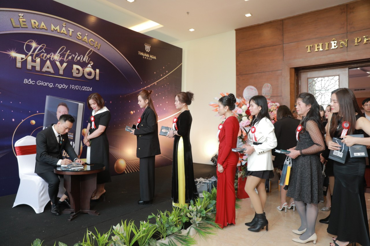 Tác giả Nguyễn Minh Thuần ký tặng sách bạn đọc tại Bắc Giang. Tác giả Nguyễn Minh Thuần ký tặng sách bạn đọc tại Bắc Giang.