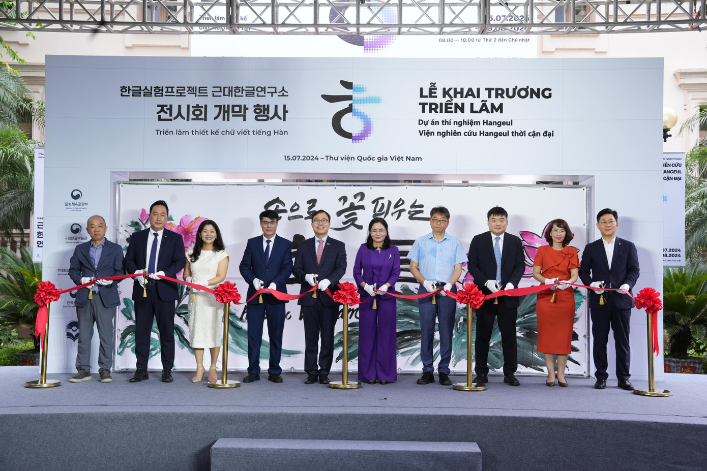 Các đại biểu cắt băng khai trương triển lãm.