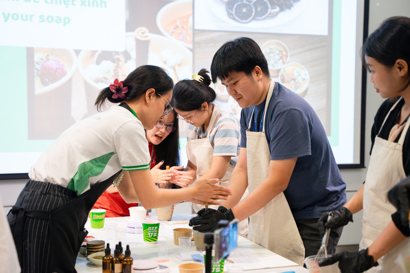 Workshop làm xà bông tắm thảo dược.