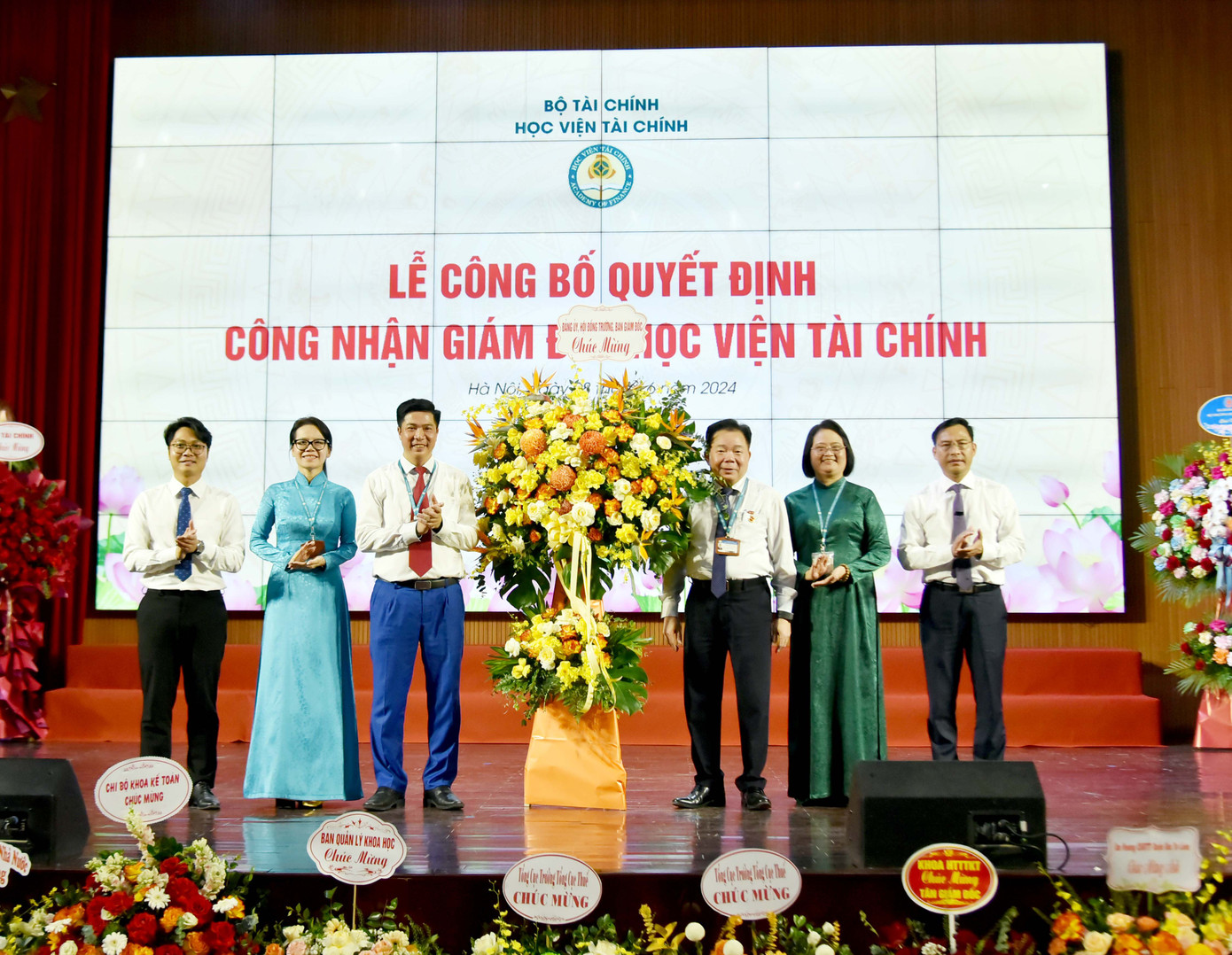 Lãnh đạo Học viện, Công đoàn, Đoàn Thanh niên tặng hoa chúc mừng tân Giám đốc Học viện.