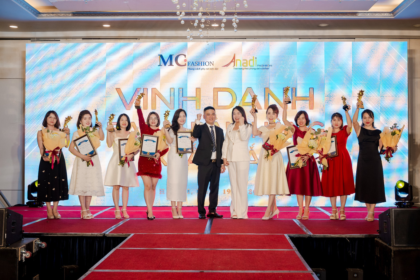 Ông Lương Văn Cảnh – Chủ tịch MC Việt Nam và bà Nguyễn Mến – Nhà sáng lập MC Việt Nam vinh danh các đại lý xuất sắc.