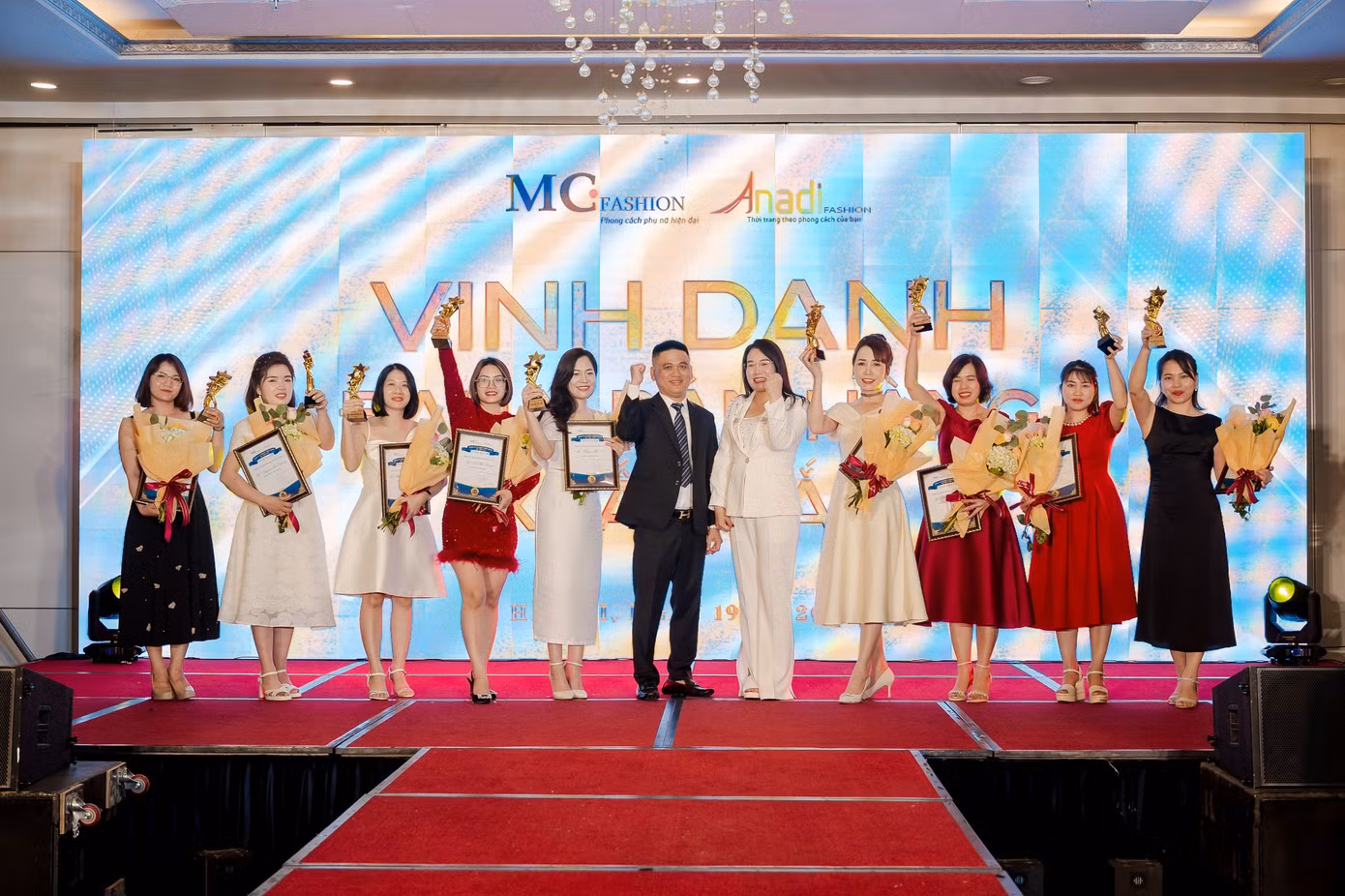 Ông Lương Văn Cảnh – Chủ tịch MC Việt Nam và bà Nguyễn Mến – Nhà sáng lập MC Việt Nam vinh danh các đại lý xuất sắc. Ông Lương Văn Cảnh – Chủ tịch MC Việt Nam và bà Nguyễn Mến – Nhà sáng lập MC Việt Nam vinh danh các đại lý xuất sắc.